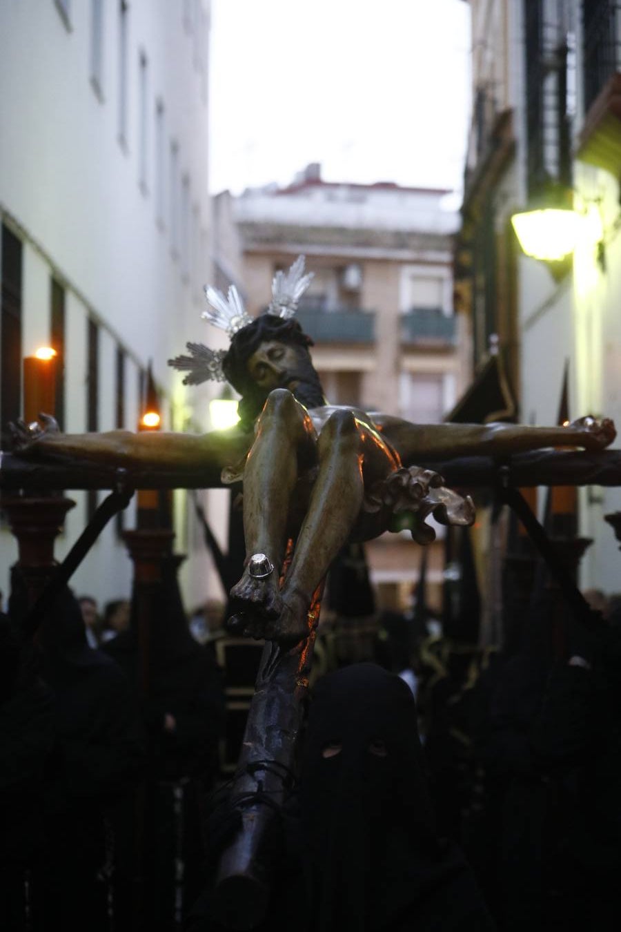 El inconfundible Vía Crucis por la Judería en el Lunes Santo de Córdoba, en imágenes