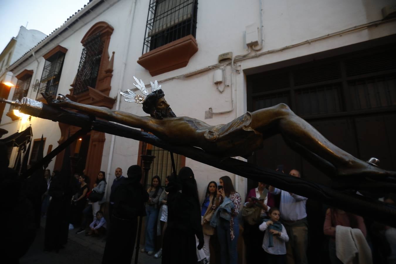 El inconfundible Vía Crucis por la Judería en el Lunes Santo de Córdoba, en imágenes