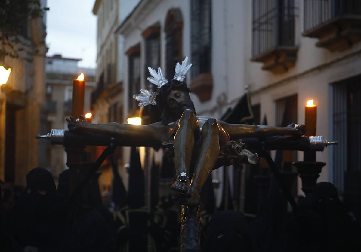 El Santo Cristo de la Salud, solemne por las estrechas calles del Casco Histórico