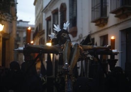 El inconfundible Vía Crucis por la Judería en el Lunes Santo de Córdoba, en imágenes