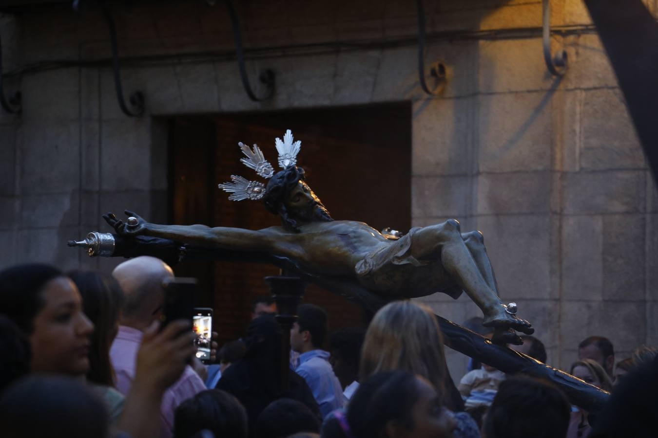 El inconfundible Vía Crucis por la Judería en el Lunes Santo de Córdoba, en imágenes