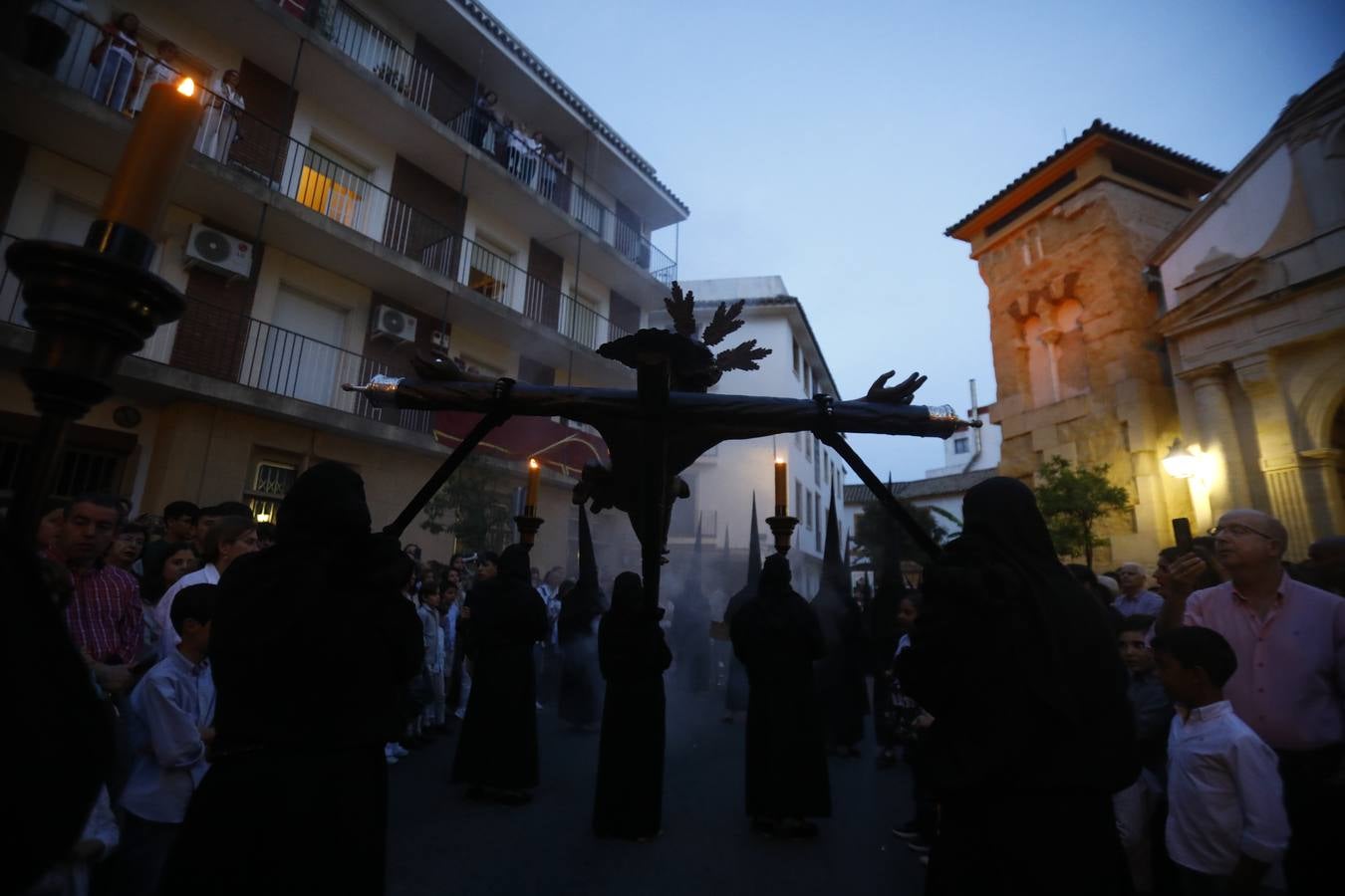 El inconfundible Vía Crucis por la Judería en el Lunes Santo de Córdoba, en imágenes