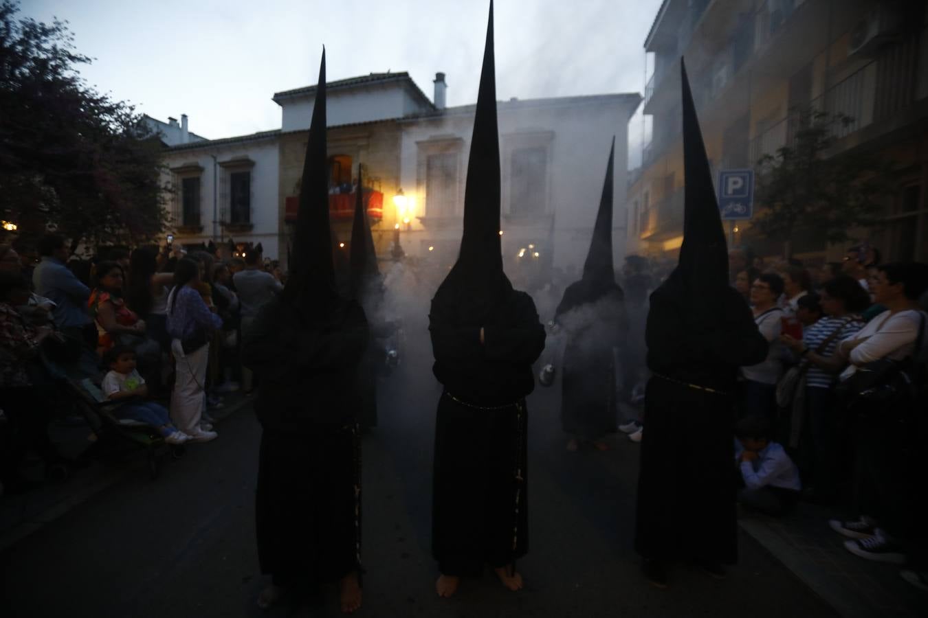 El inconfundible Vía Crucis por la Judería en el Lunes Santo de Córdoba, en imágenes