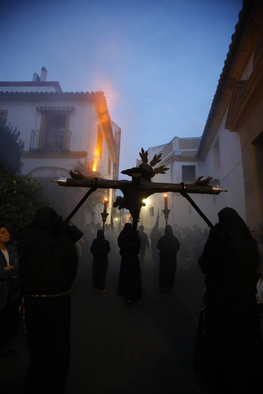 El inconfundible Vía Crucis por la Judería en el Lunes Santo de Córdoba, en imágenes
