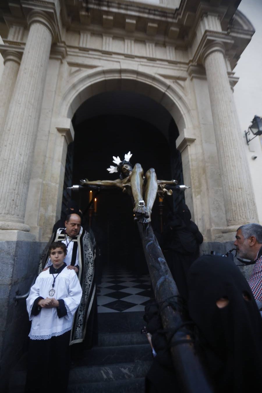 El inconfundible Vía Crucis por la Judería en el Lunes Santo de Córdoba, en imágenes