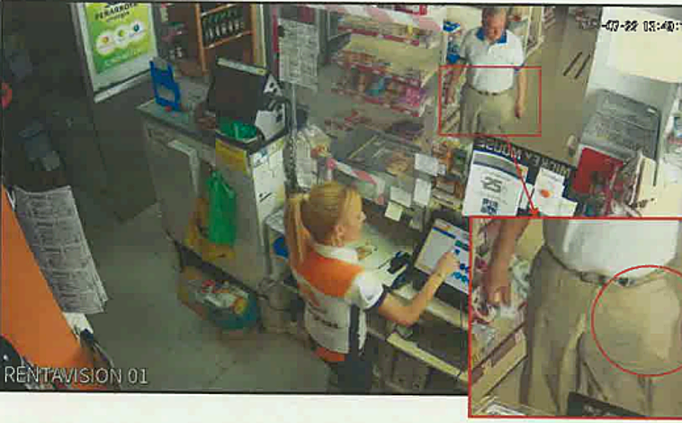 Imagen principal - Antonio Caba, sobre estas líneas a la derecha, y su cómplice, Gaspar Rivera (izquierda). // Arriba del todo, Rivera grabado en una gasolinera cuando viajó a Albacete para deshacerse del coche del empresario