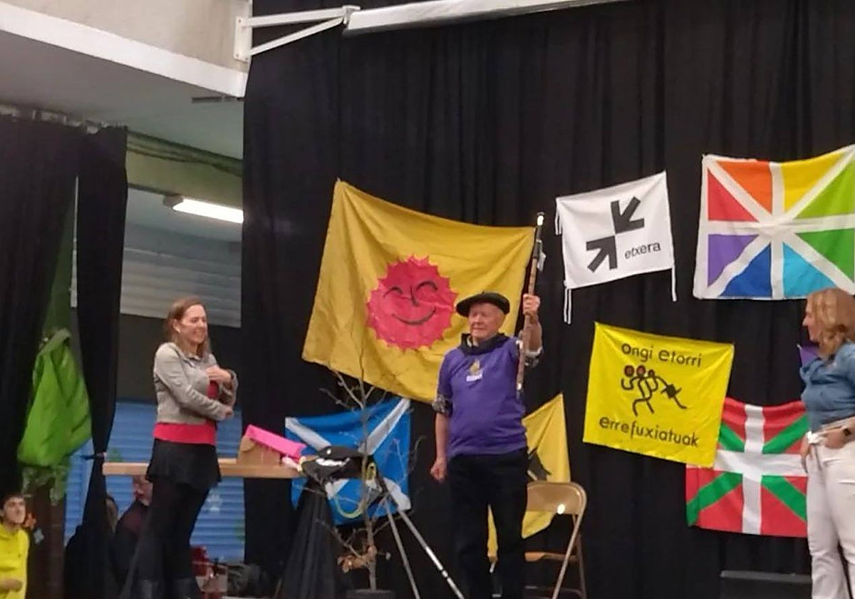 Ángel Alcalde sostiene lo que simula ser un bastón de mando durante el homenaje