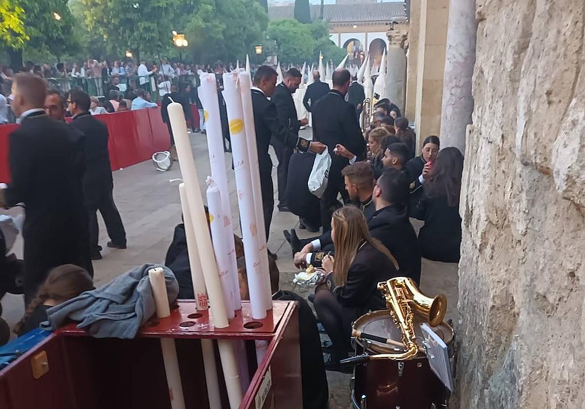 Miembros de una banda, descansando en el Patio de los Naranjos