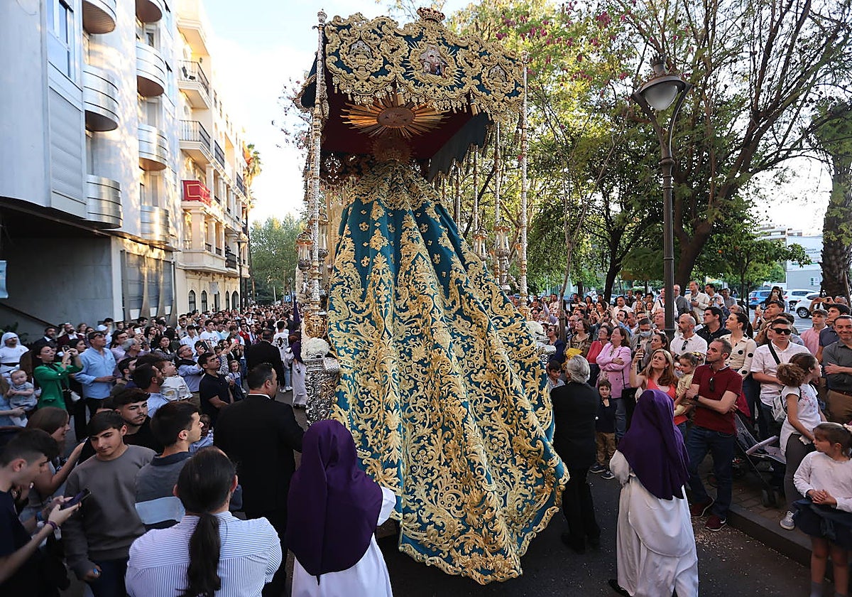 La Virgen de la Trinidad, con su manto bordado en oro