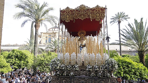La Virgen de la Salud, por el Patio de los Naranjos