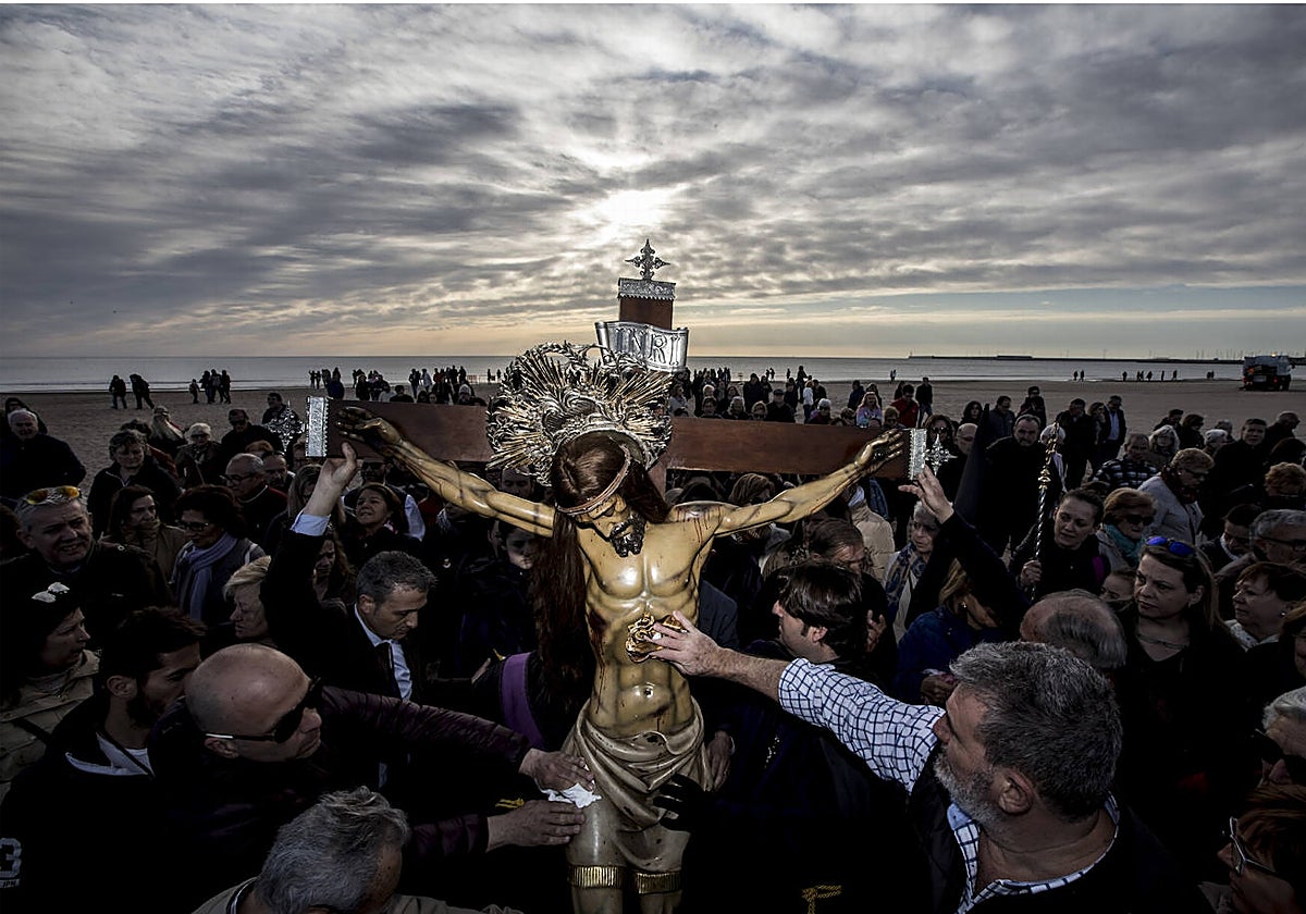 Imagen del Santísimo Cristo del Salvador en la playa del Cabanyal