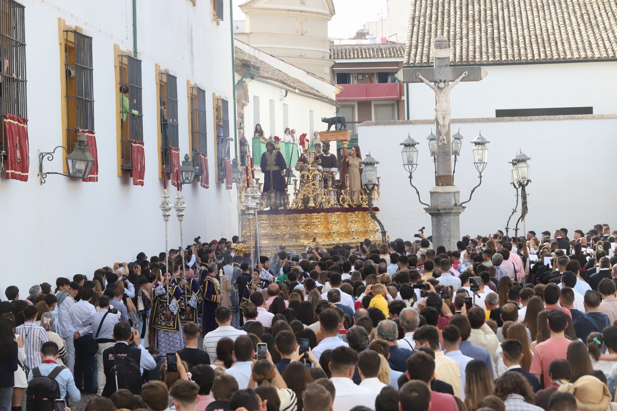El clacisismo del Císter en la multitud de Capuchinos por el Martes Santo de Córdoba
