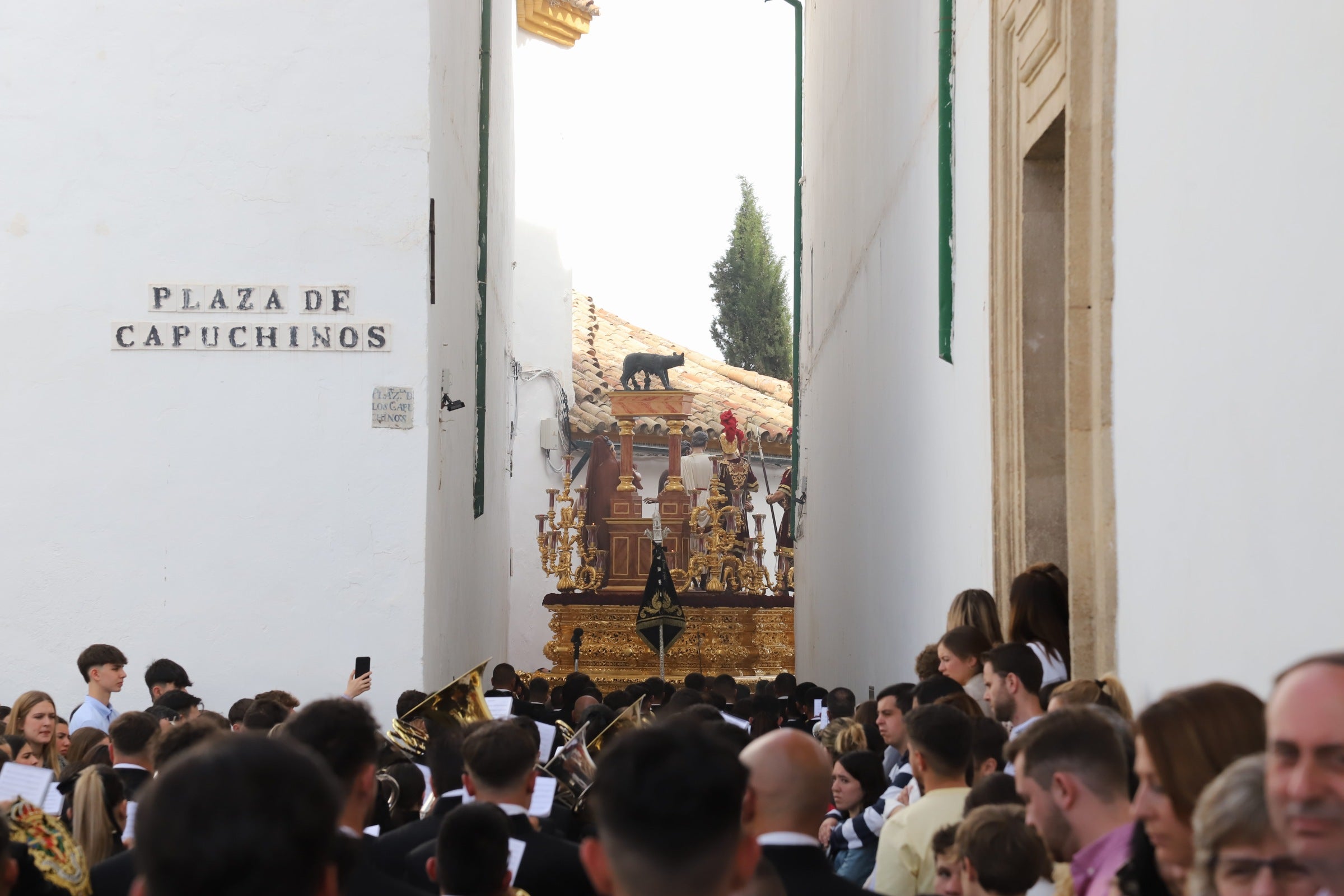 El clacisismo del Císter en la multitud de Capuchinos por el Martes Santo de Córdoba