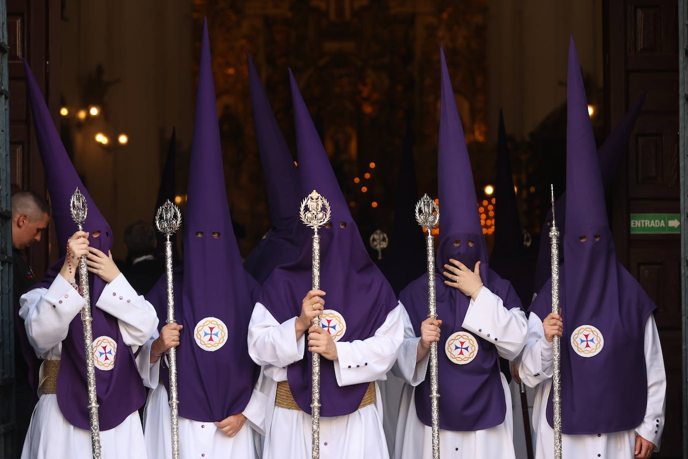 Imágenes | La pletórica Santa Faz camina con orgullo desde la Trinidad en el Martes Santo de Córdoba