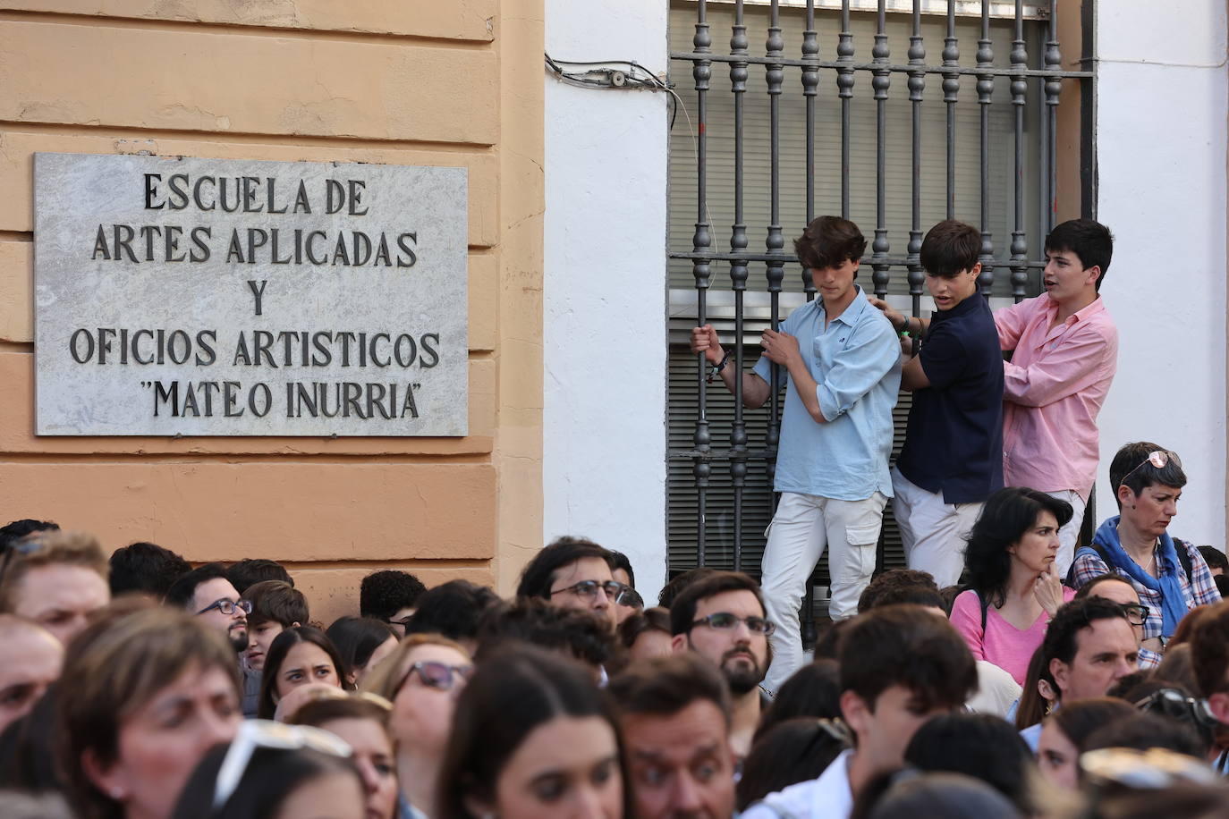 Imágenes | La pletórica Santa Faz camina con orgullo desde la Trinidad en el Martes Santo de Córdoba