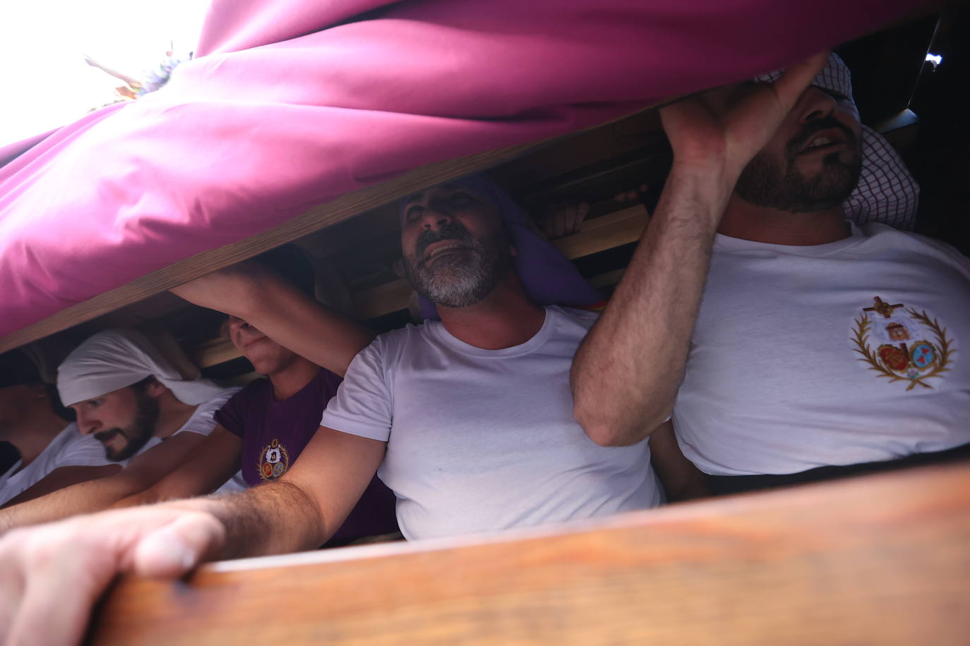 Imágenes | La pletórica Santa Faz camina con orgullo desde la Trinidad en el Martes Santo de Córdoba