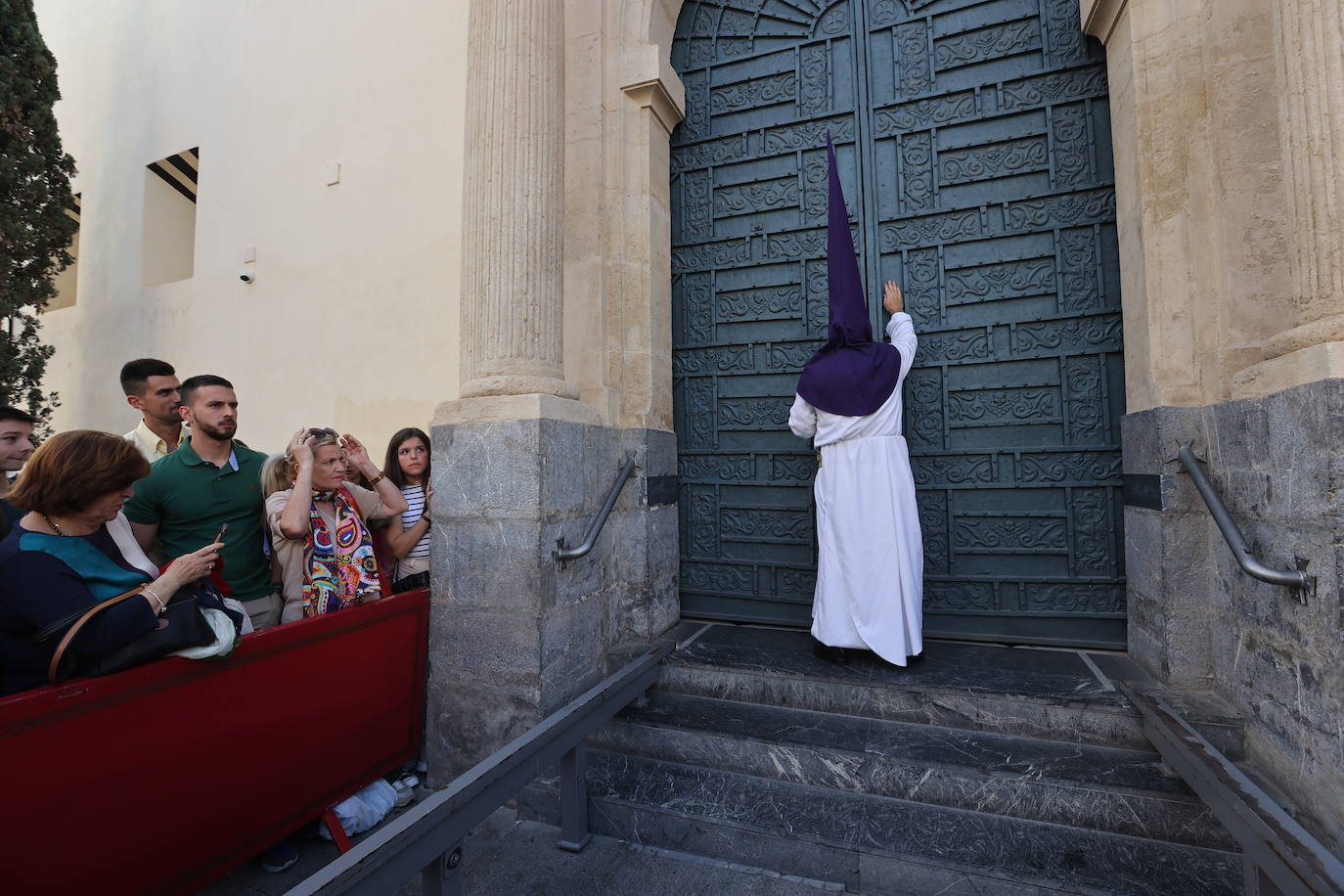Imágenes | La pletórica Santa Faz camina con orgullo desde la Trinidad en el Martes Santo de Córdoba