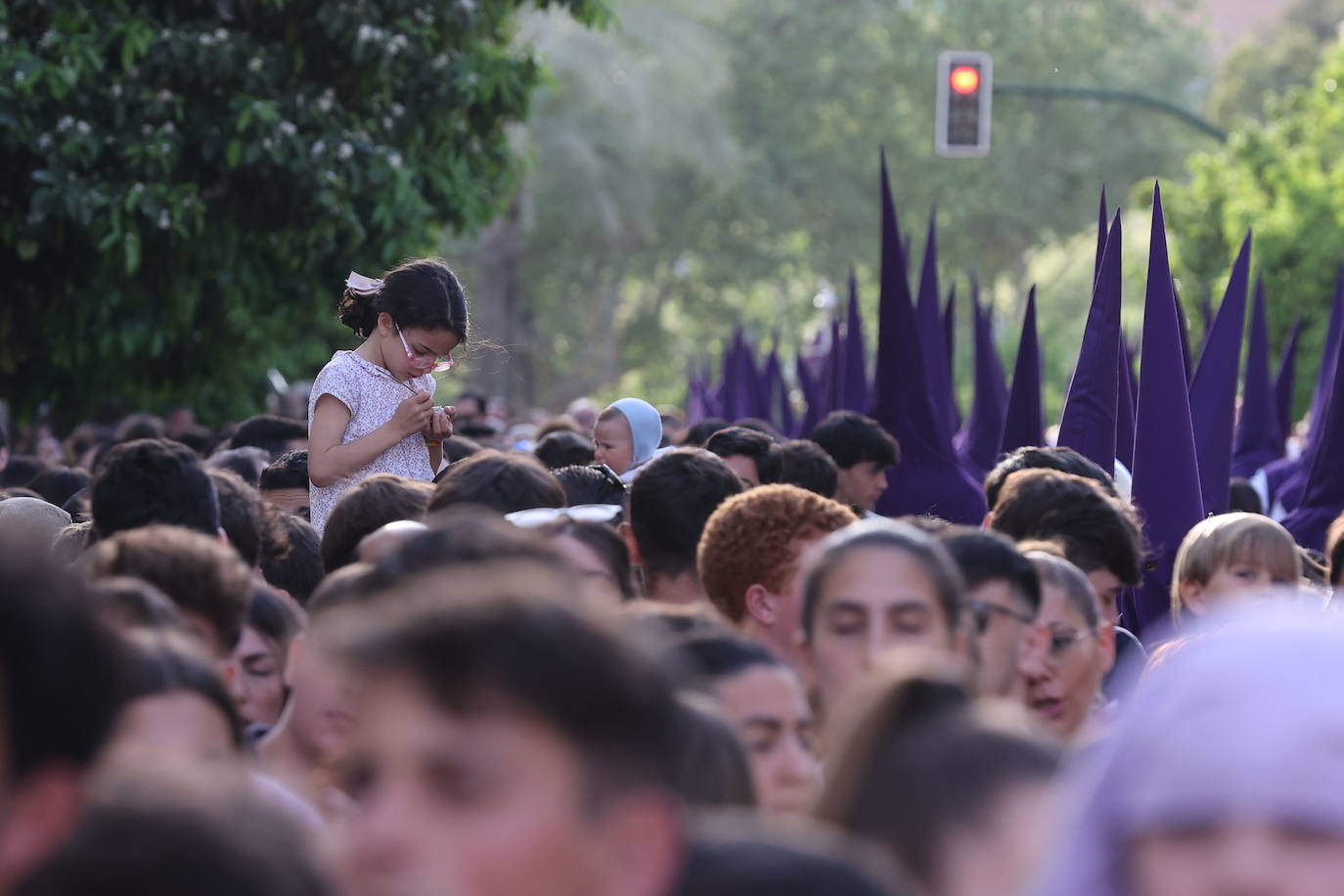 Imágenes | La pletórica Santa Faz camina con orgullo desde la Trinidad en el Martes Santo de Córdoba
