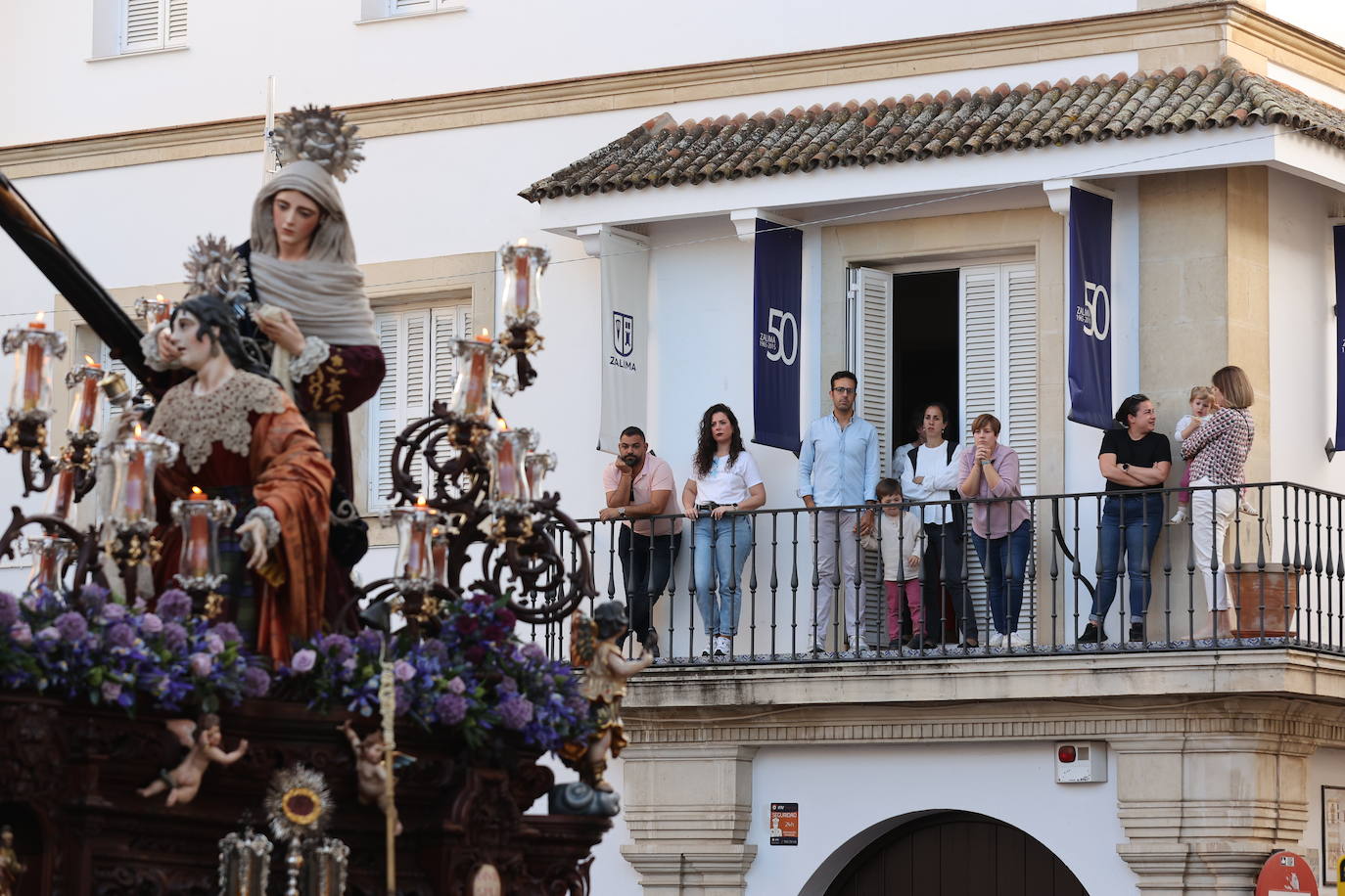 Imágenes | La pletórica Santa Faz camina con orgullo desde la Trinidad en el Martes Santo de Córdoba