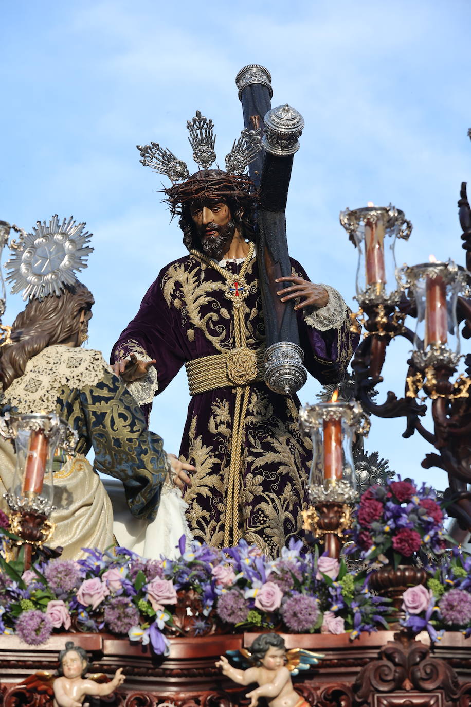 Imágenes | La pletórica Santa Faz camina con orgullo desde la Trinidad en el Martes Santo de Córdoba