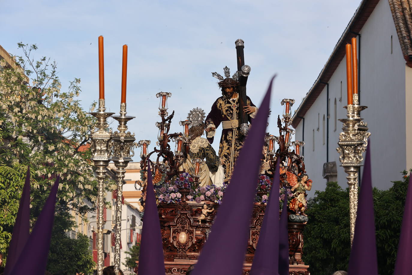 Imágenes | La pletórica Santa Faz camina con orgullo desde la Trinidad en el Martes Santo de Córdoba