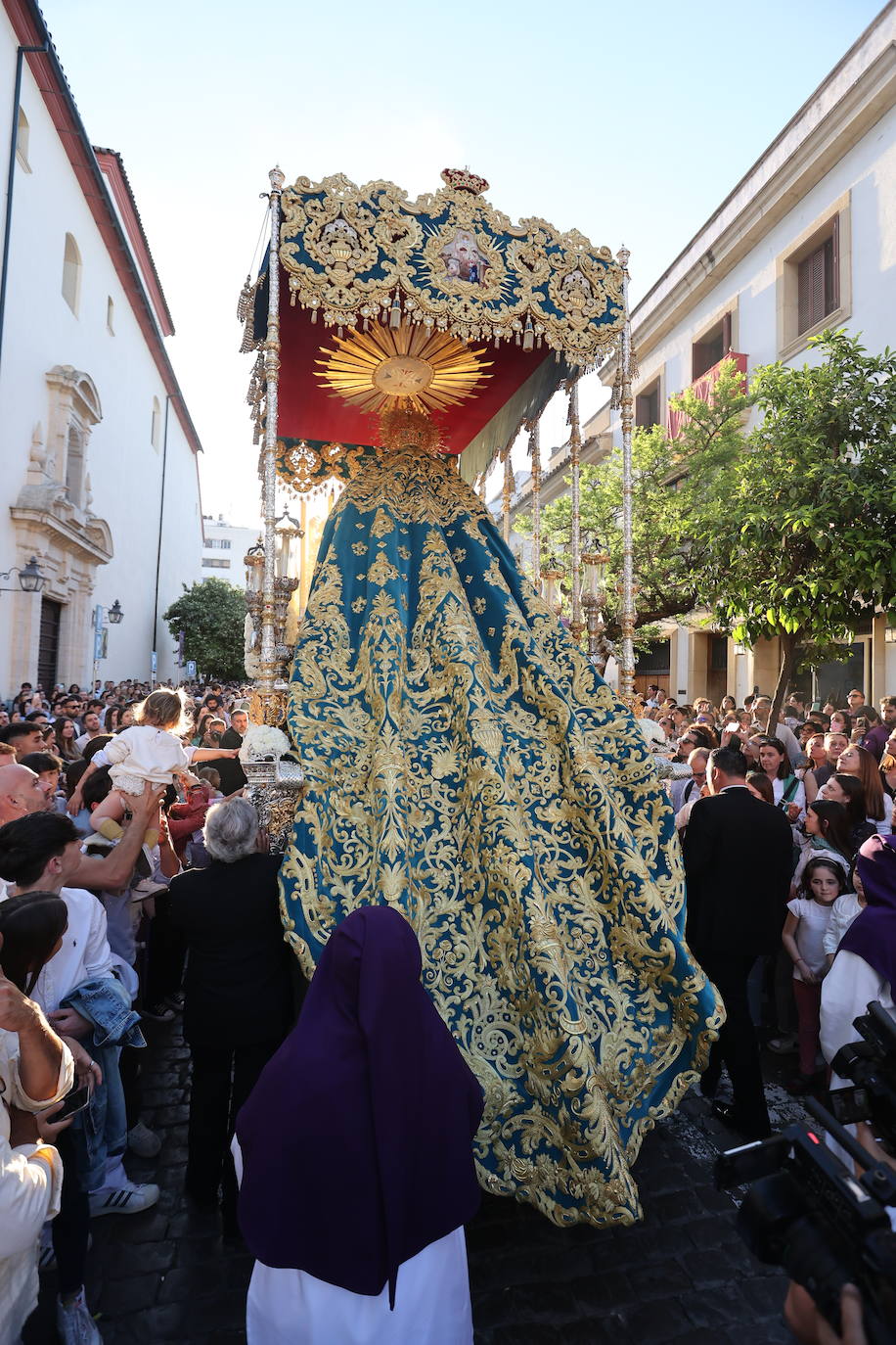 Imágenes | La pletórica Santa Faz camina con orgullo desde la Trinidad en el Martes Santo de Córdoba