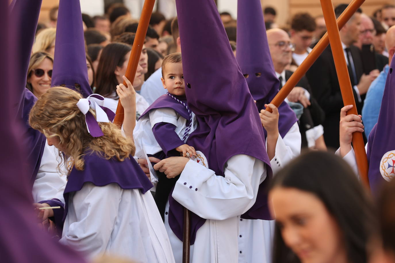 Imágenes | La pletórica Santa Faz camina con orgullo desde la Trinidad en el Martes Santo de Córdoba