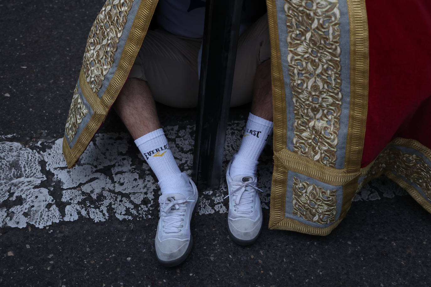 Imágenes | La pletórica Santa Faz camina con orgullo desde la Trinidad en el Martes Santo de Córdoba