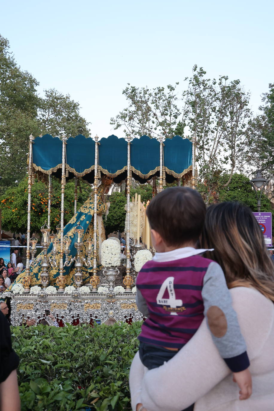 Imágenes | La pletórica Santa Faz camina con orgullo desde la Trinidad en el Martes Santo de Córdoba