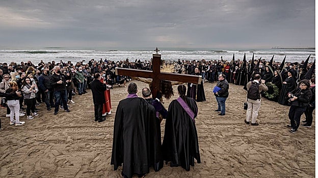 Imagen del traslado del Cristo del Salvador a la playa del Cabanyal