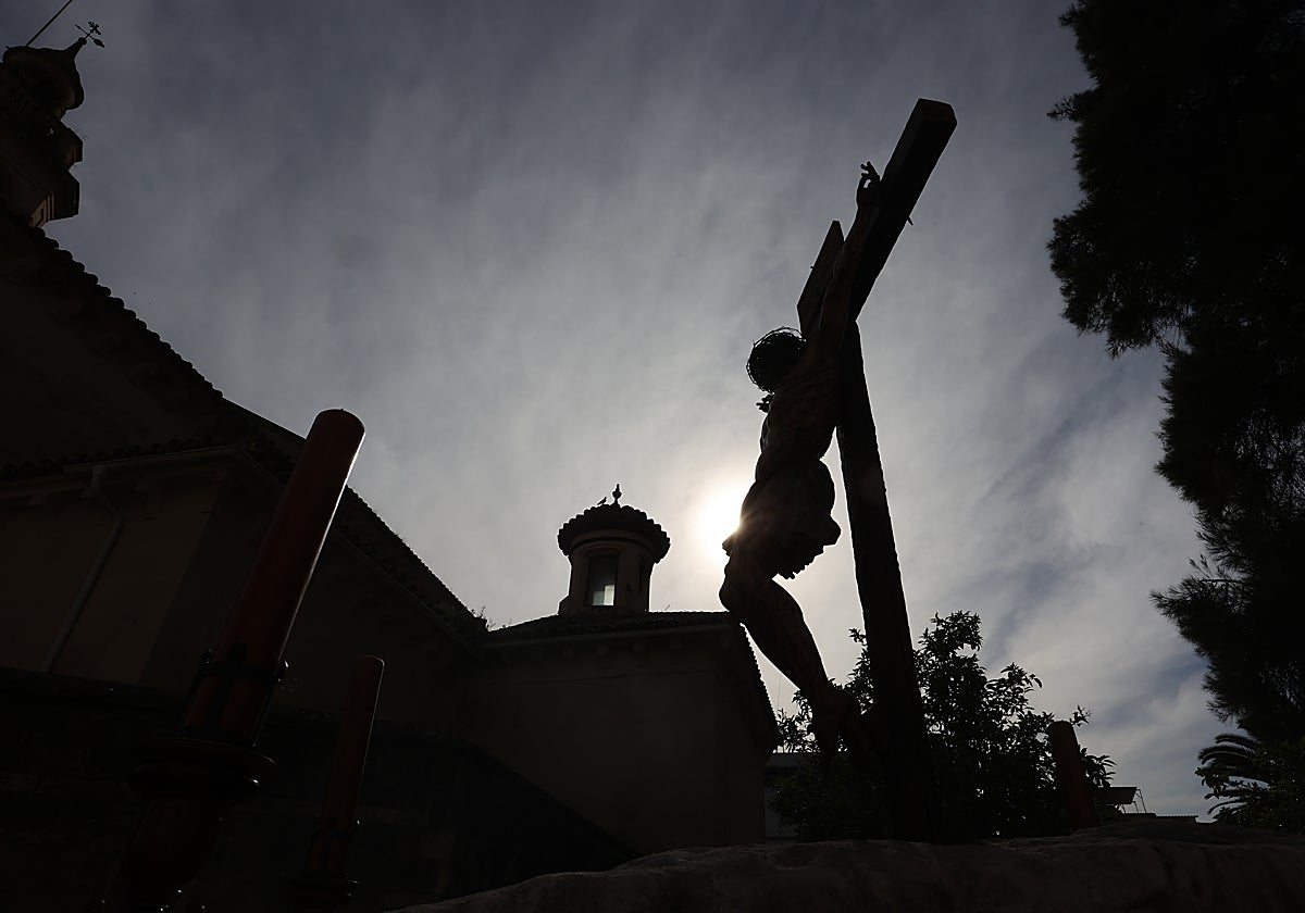 Contraluz del Cristo de la Universidad en su salida de la iglesia del Juramento