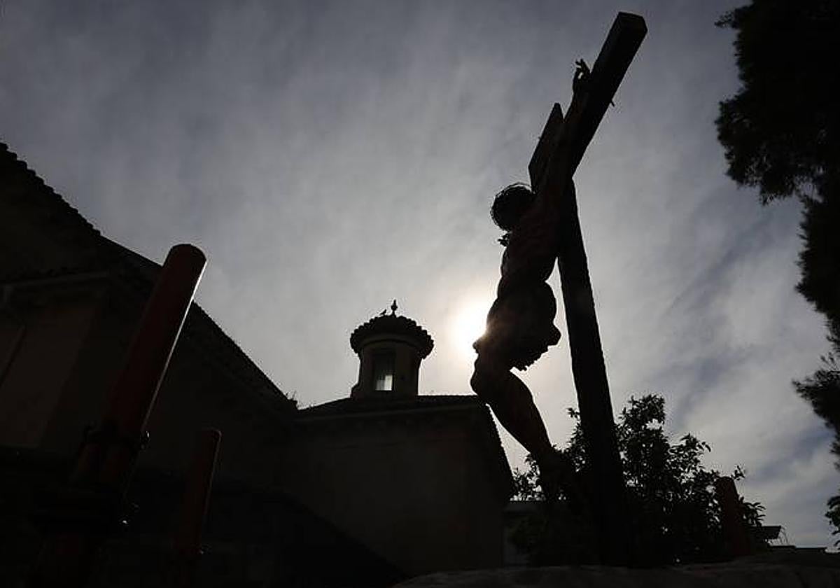 El Cristo de la Universidad se recorta contra el cielo cordobés