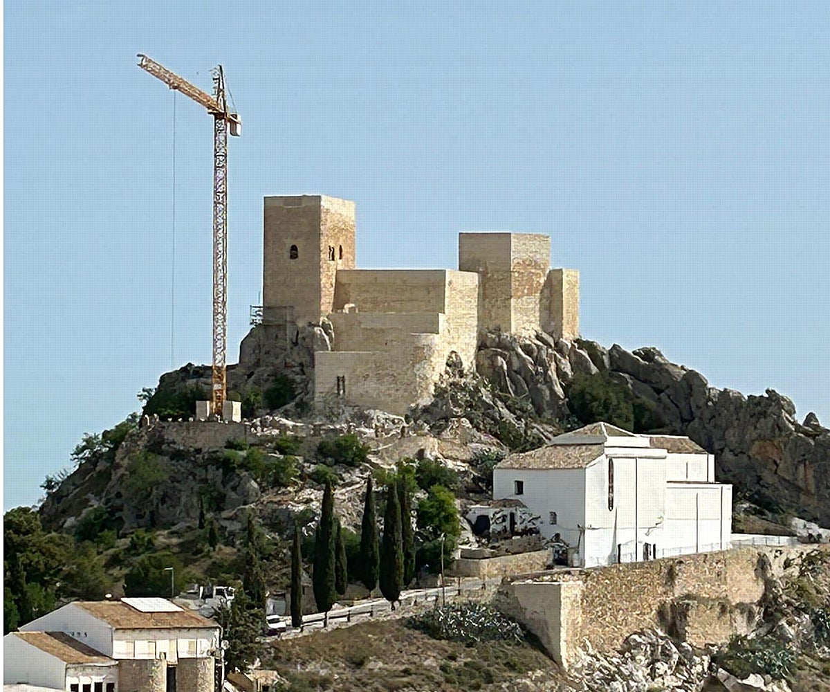 Panorámica del castillo de Luque sin los andamios y totalmente restaurado en su exterior