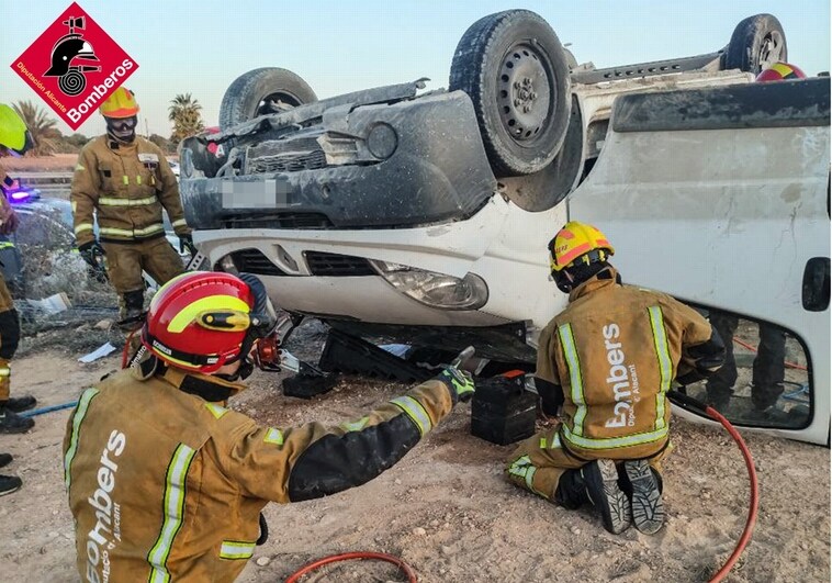 Un muerto y ocho heridos en el accidente de una furgoneta cuando iban a trabajar en Alicante