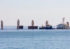 El temporal desplaza parte del buque semihundido frente a Gibraltar y se produce un vertido de fuel