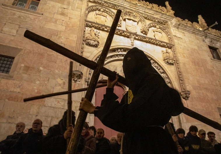 El silencio empapa de nuevo la iluminada piedra dorada de Salamanca