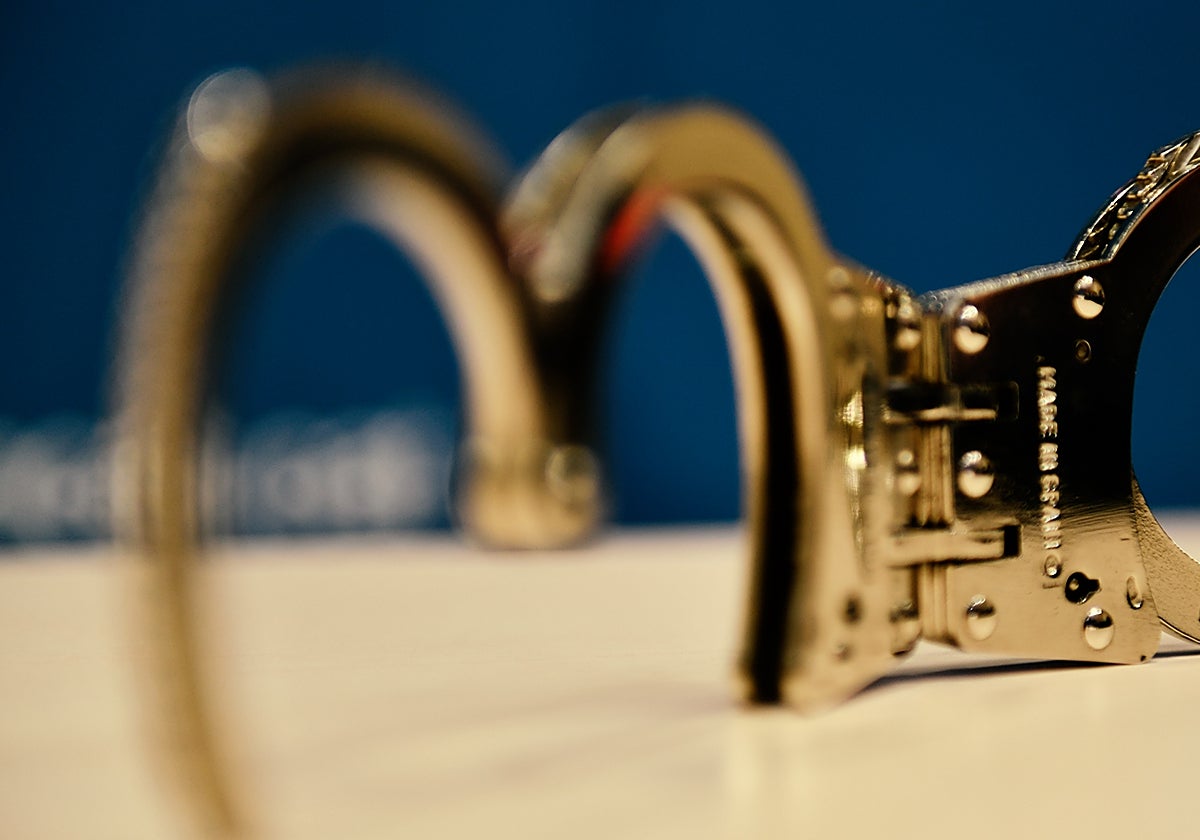 Esposas para trasladar a los detenidos