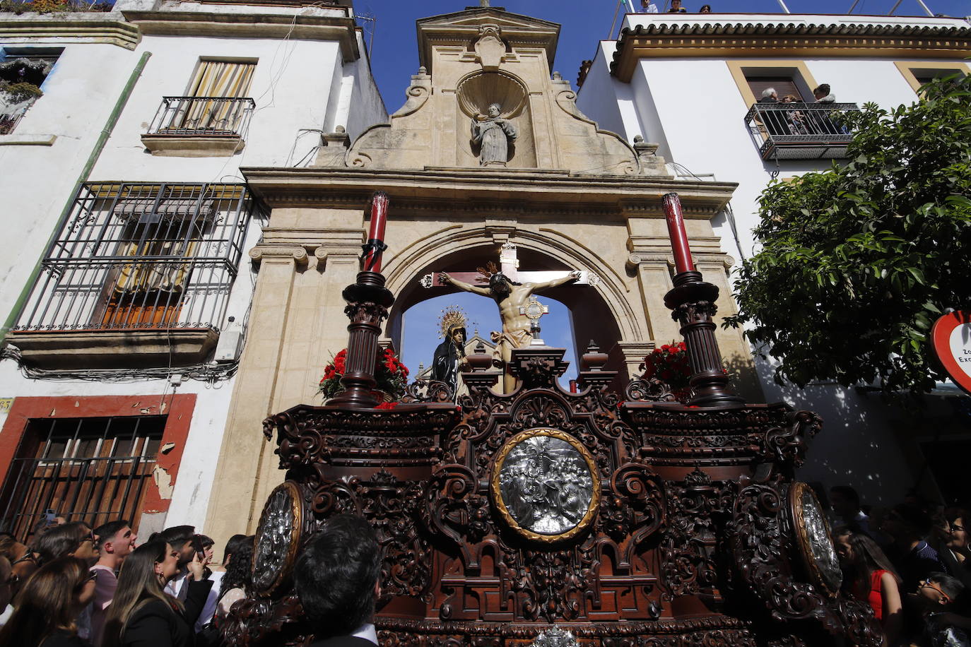 La identidad estética de la Caridad en su estación de penitencia, en imágenes