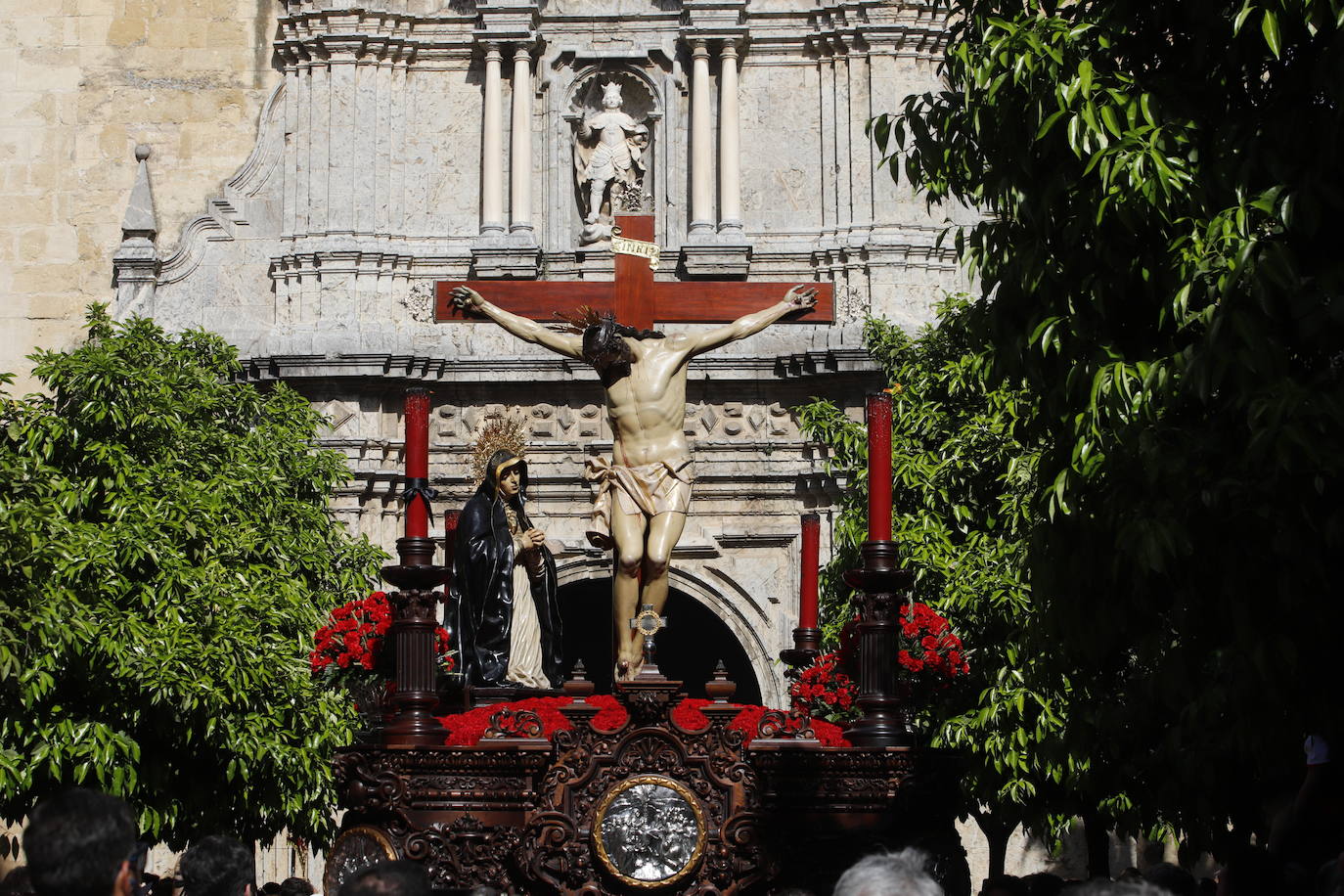 La identidad estética de la Caridad en su estación de penitencia, en imágenes