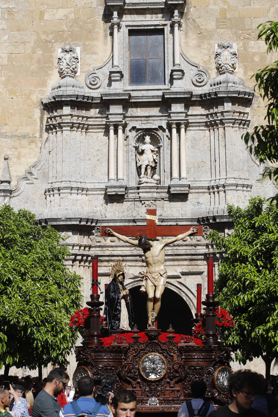 La identidad estética de la Caridad en su estación de penitencia, en imágenes