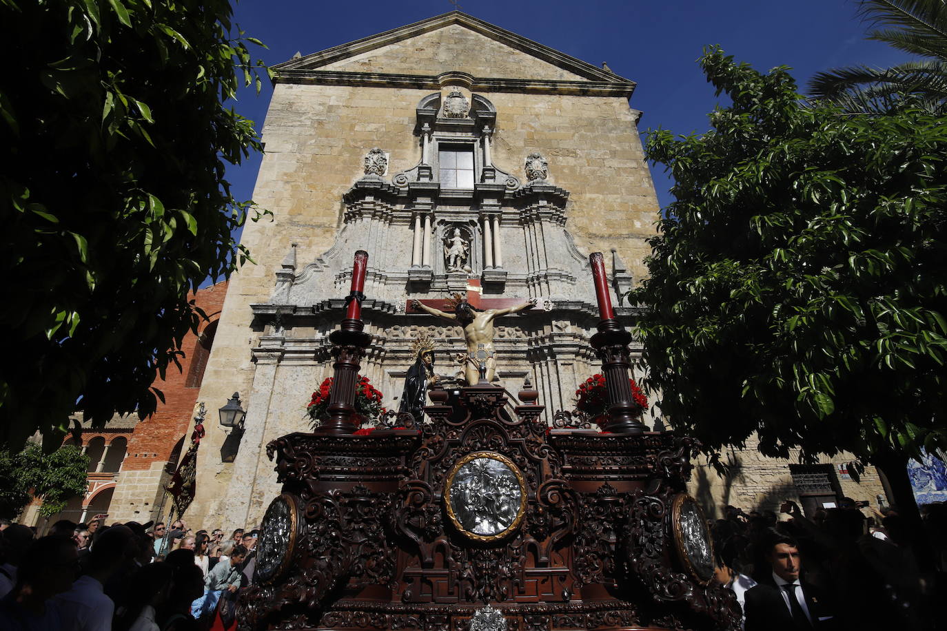 La identidad estética de la Caridad en su estación de penitencia, en imágenes