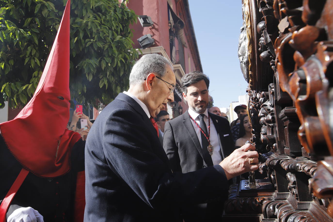 La identidad estética de la Caridad en su estación de penitencia, en imágenes