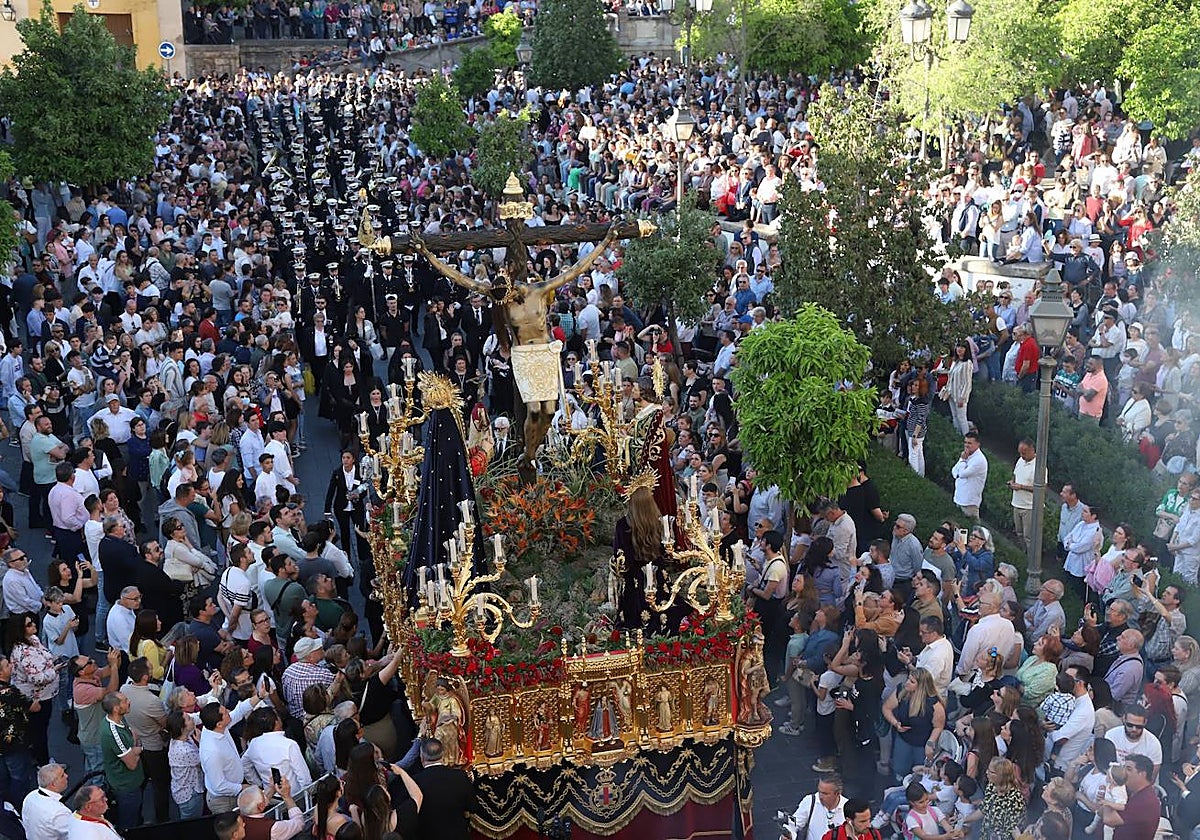 El Cristo de Gracia, acompañado por los devotos en la salida de su templo
