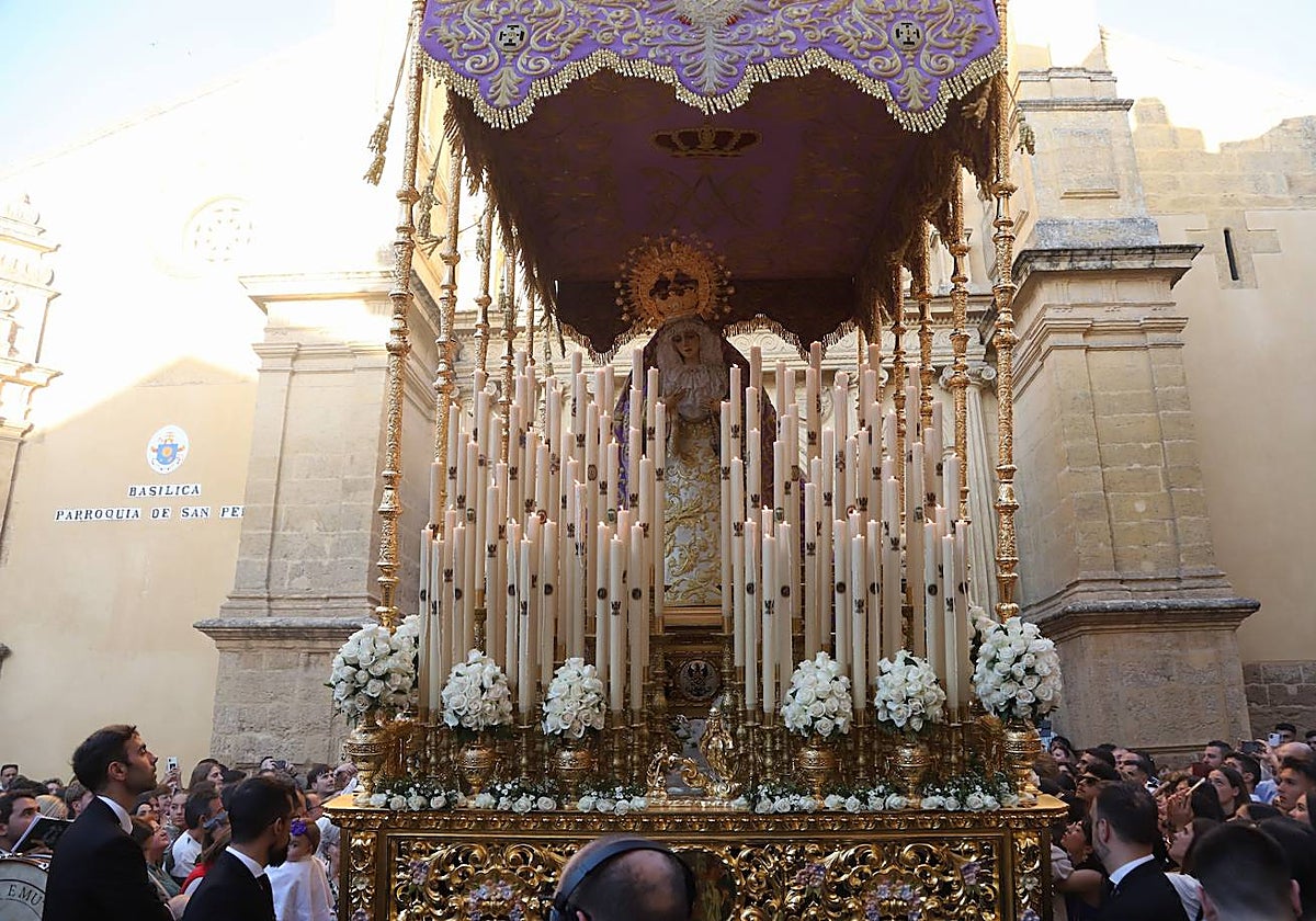 Nuestra Señora de las Lágrimas en su Desamparo, en su remodelado paso de palio