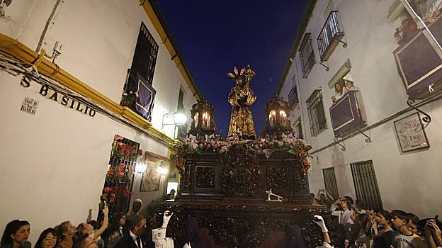El Señor de la Pasión, por la calle San Basilio