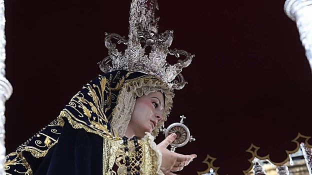 La Virgen del Rocío y Lágrimas, en su estación de penitencia