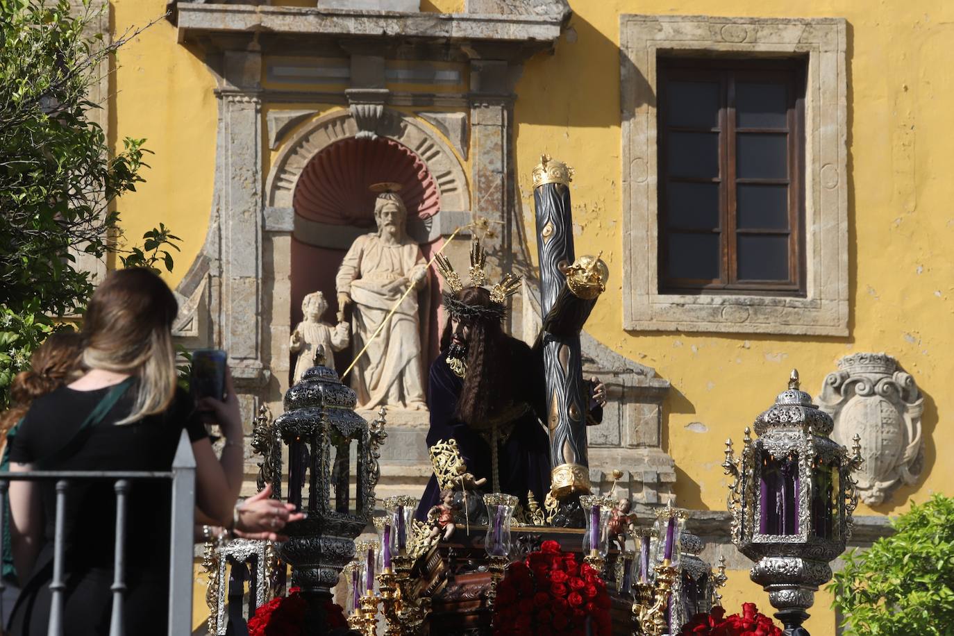 Las estampas del peso de los siglos en el Caído