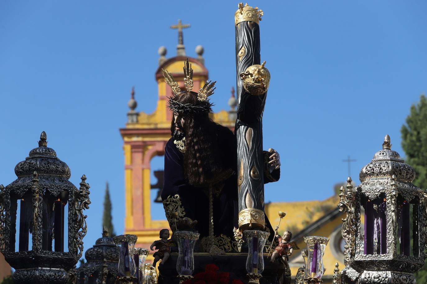 Las estampas del peso de los siglos en el Caído