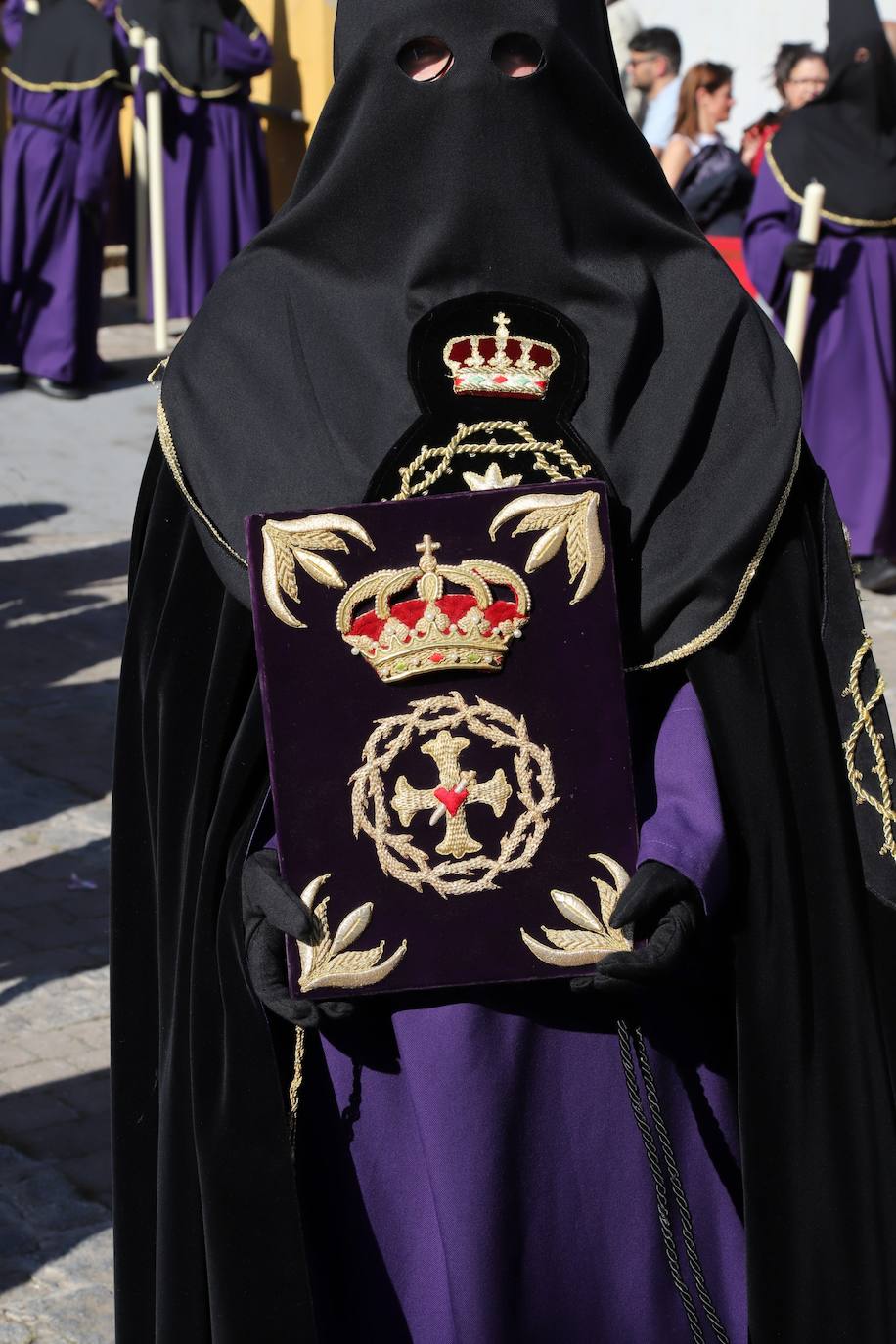 Las estampas del peso de los siglos en el Caído