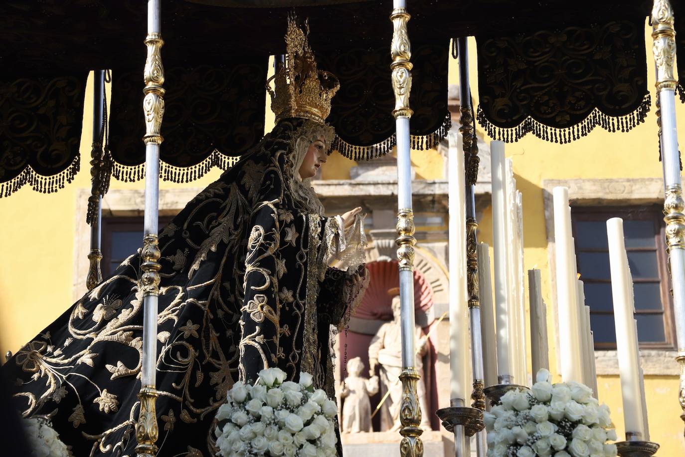 Las estampas del peso de los siglos en el Caído